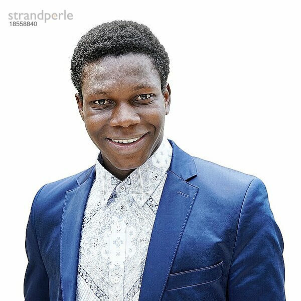 Glücklicher junger mann afrikanischer abstammung. vor weißem Hintergrund