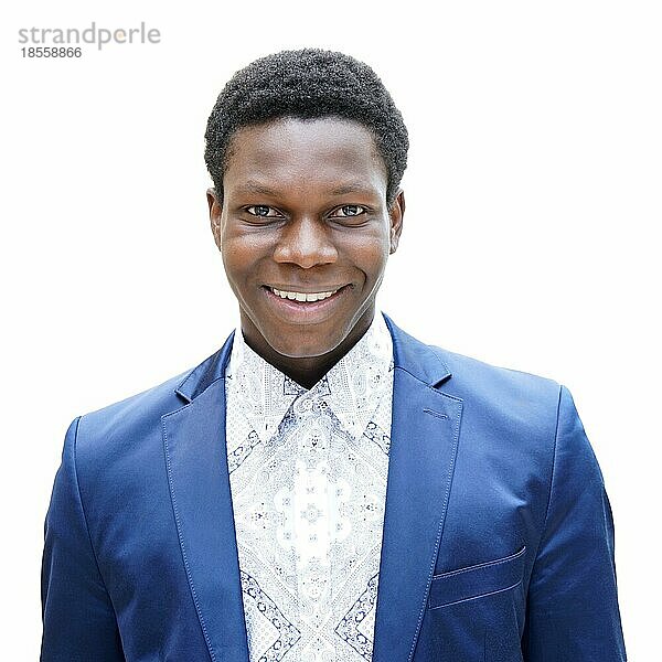 Glücklicher junger Mann afrikanischer Abstammung mit zahnigem Lächeln vor weißem Hintergrund