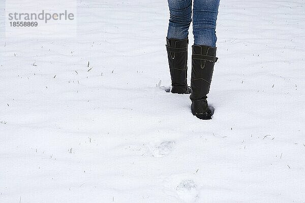 Nahaufnahme von Stiefeln  die durch Schnee laufen oder stapfen  mit Kopierraum