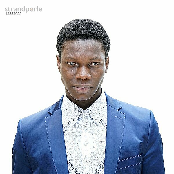 Junger mann afrikanischer abstammung mit ernstem blick. vor weißem Hintergrund