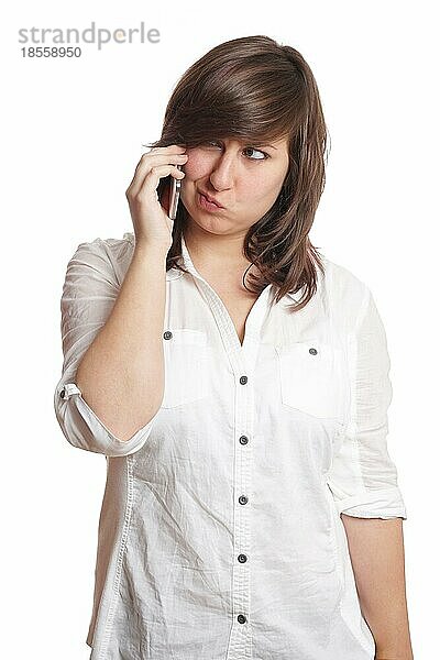 Junge Frau verzieht das Gesicht während eines Mobiltelefonats