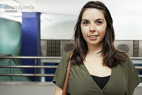 Junge Frau in einer U-Bahn-Station oder einem U-Bahnhof