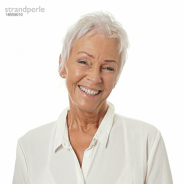 Glücklich lächelnde ältere Dame in den Sechzigern mit trendigem weißem Kurzhaarschnitt