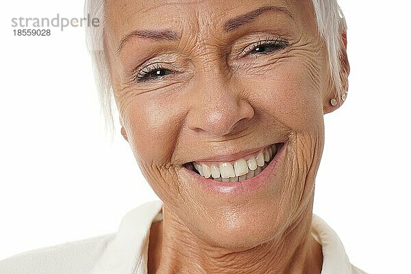 Nahaufnahme einer älteren Frau in den Sechzigern mit einem strahlenden Lächeln