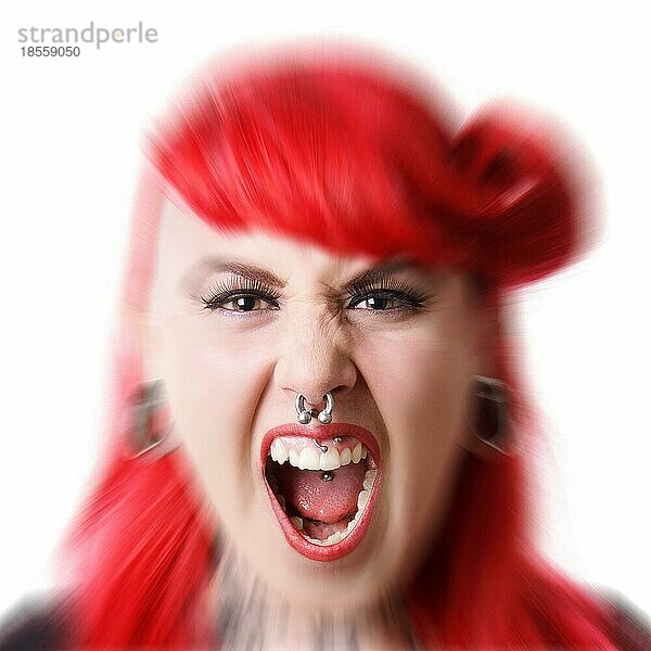 Wütende junge alternative Frau mit Gesichtspiercings  die schreit. mit Zoom-Effekt