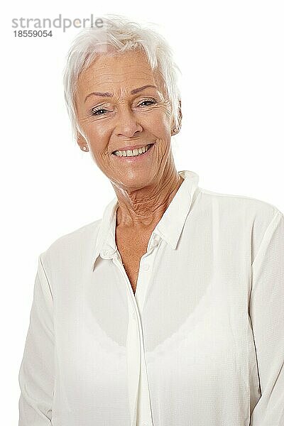 selbstbewusste reife Frau in den Sechzigern mit weißer Bluse