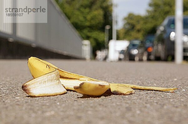 Weggeworfene Bananenschale auf dem Bürgersteig liegend mit selektivem Fokus