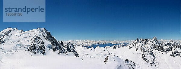 Panoramablick auf schneebedeckte Berggipfel in Chamonix Mont Blanc in Frankreich