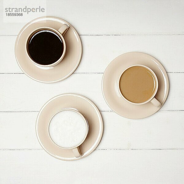 Draufsicht auf eine Auswahl verschiedener Kaffeegetränke in Tassen. Schwarz  Flat White und Cafe Latte