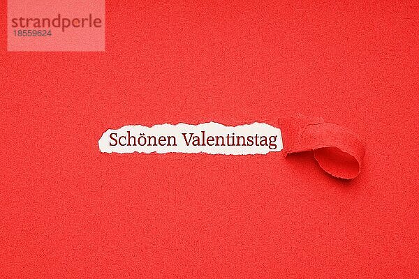 Schonen valentinstag bedeutet happy valentine's day in deutsch - versteckte Nachricht durch Loch in rotem Papier Hintergrund gerissen gesehen