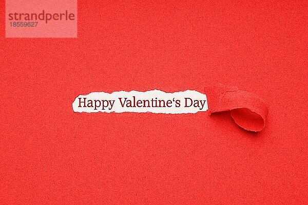 Happy valentines day Grußtext durch Loch in rotem Papier Hintergrund gerissen gesehen