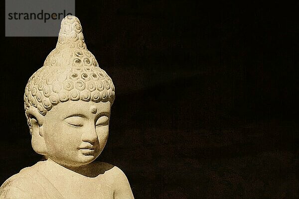 Buddha-Statue Kopf aus Stein - Buddhismus Meditation Erleuchtung Religion Glauben und Spiritualität Konzept - schwarzer Hintergrund mit Kopie Raum