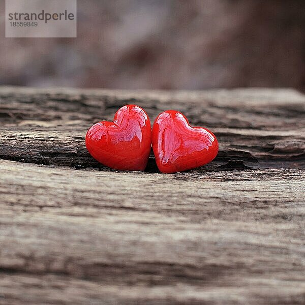 Zwei rote Keramik-Herzen auf hölzernen Hintergrund mit Kopie Raum - Valentinstag oder Liebe Konzept