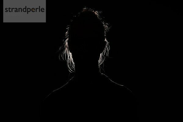 Hintergrundbeleuchtung Porträt Silhouette von unerkennbaren Frau versteckt Gesicht und Identität in den dunklen Schatten - Anonymität Konzept