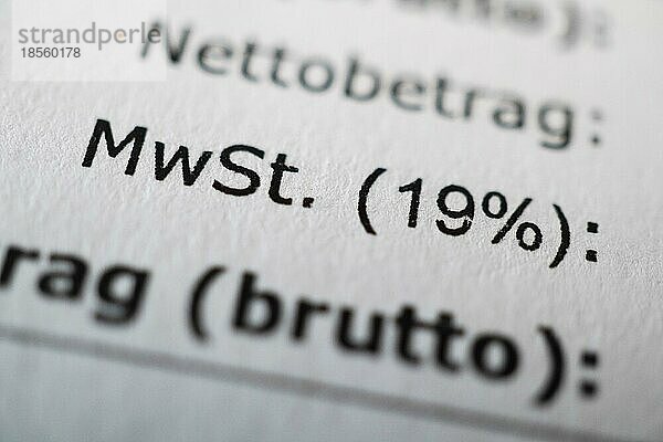 Mehrwertsteuer (MWSt) - Makro einer Quittung mit geringer Schärfentiefe