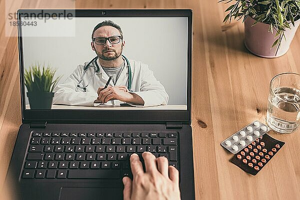 Nahaufnahme des Bildschirms eines Laptops  auf dem ein Arzt online mit einem Patienten spricht. Telemedizin-Konzept