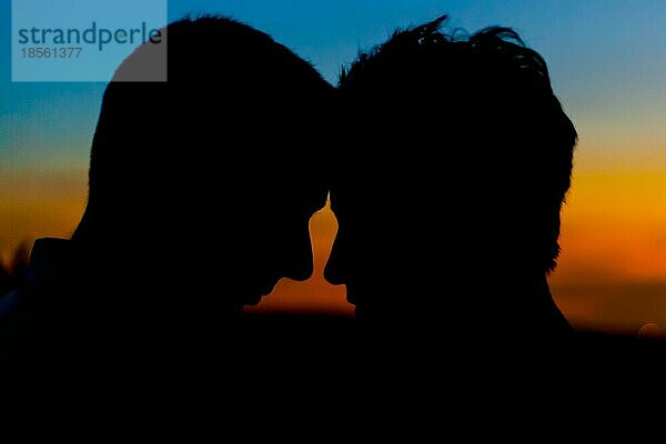 Silhouette Paar gegen Sonnenuntergang