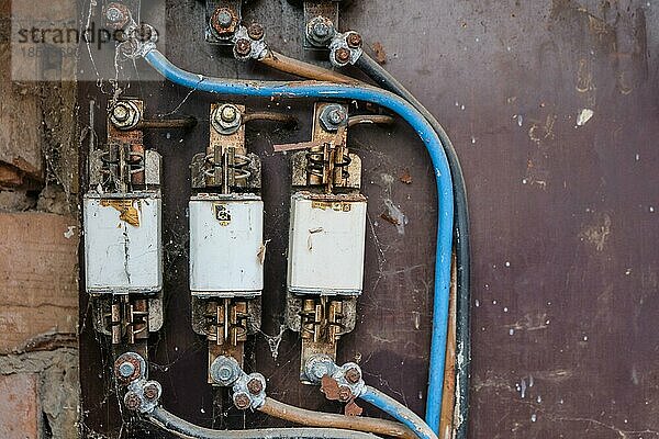 alte elektrische Anlage mit NH Sicherungen fehlender Berührungsschutz