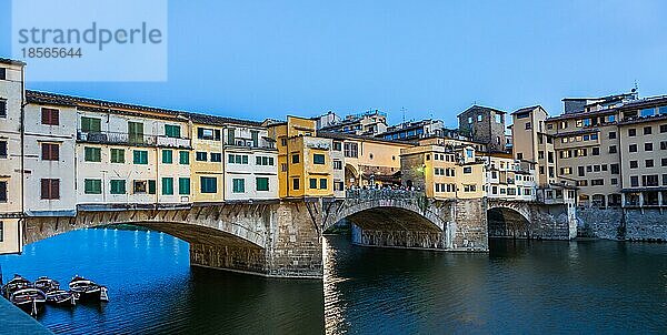 Sonnenuntergang auf der Ponte Vecchio Alte Brücke. Erstaunliches blaues Licht vor dem Abend  Florenz