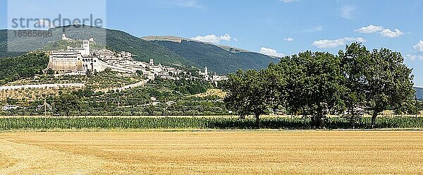 Assisi ist ein Dorf in der Region Umbrien  Italien. Die Stadt ist berühmt für die wichtigste italienische Basilika des Heiligen Franziskus (Basilica di San Francesco)