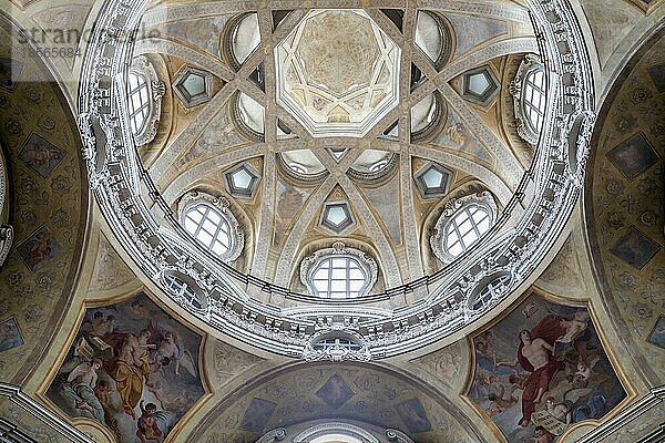 TURIN  ITALIEN CA. MAI 2021: Antike barocke Innenausstattung mit Vintage Dekoration. Königliche Kirche San Lorenzo (St. Laurentius)