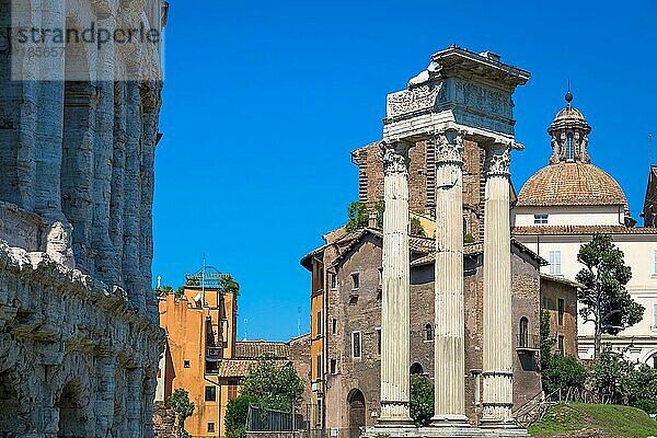 ROME  ITALY CIRCA AUGUST 2020: antikes Äußeres des Teatro Macello (Theater des Marcellus) in der Nähe des Kolosseums