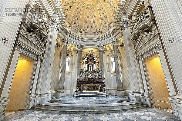 VENARIA REALE  ITALIEN UM DEN MAI 2021: Katholischer Altar im Barockstil und Kuppel. Tageslicht