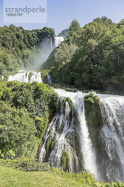 Marmore Wasserfall in der Region Umbrien  Italien. Erstaunliche Kaskade  die in die Natur mit Bäumen und Felsen plätschert