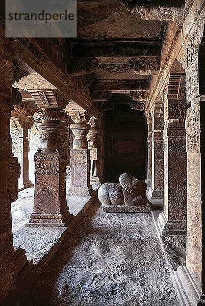 Nandi aus dem 6. Jahrhundert in der Sanctum-Höhle 1  Badami  Karnataka  Südindien  Indien  Asien