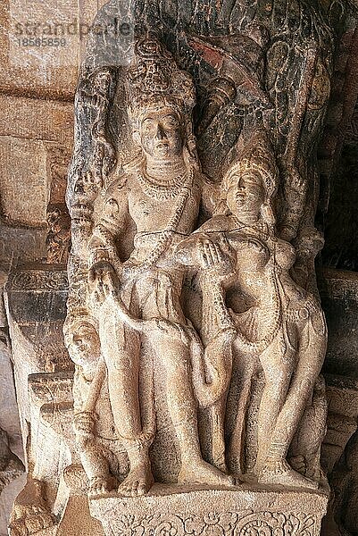 Verliebtes Paar aus dem 6. Jahrhundert auf der Spitze eines Pfeilers mit Blick nach unten in der Höhle 3  Badami  Karnataka  Südindien  Indien  Asien