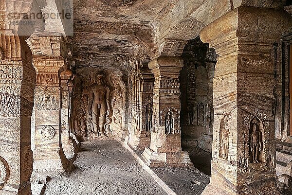 Bahubali aus dem 8. Jahrhundert in Höhle 4  Badami Jain-Höhlentempel in Badami  Karnataka  Südindien  Indien  Asien