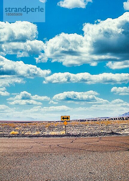 Wegweiser in der Wüste mit malerischem blauem Himmel und weitem Horizont. Konzept für Reise  Freiheit  Urlaub und Transport
