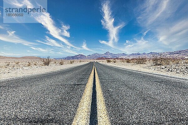 Route 66 in der Wüste mit malerischem Himmel. Klassisches Vintage Bild mit niemandem