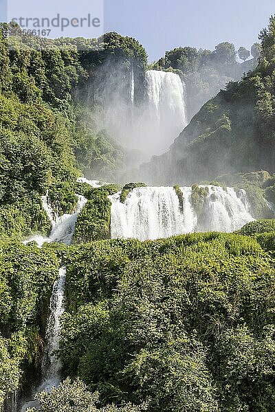 Marmore Wasserfall in der Region Umbrien  Italien. Erstaunliche Kaskade  die in die Natur mit Bäumen und Felsen plätschert