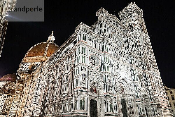 Florenz bei Nacht. Die beleuchtete Architektur der berühmten Kathedrale von außen  Florenz