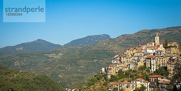 APRICALE  ITALIEN UM AUGUST 2020: traditionelles altes Dorf aus Steinen in der italienischen Region Ligurien mit blauem Himmel und Kopierraum