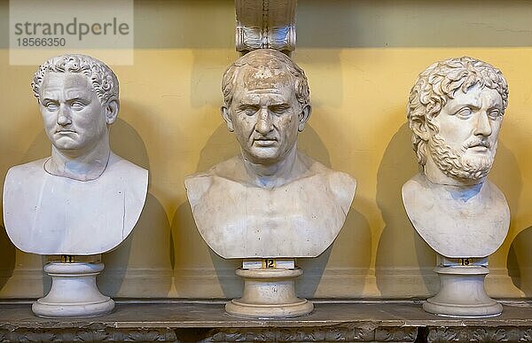 ROME  VATICAN STATE CIRCA AUGUST 2020: klassische Statuen Perspektive im Vatikanischen Museum