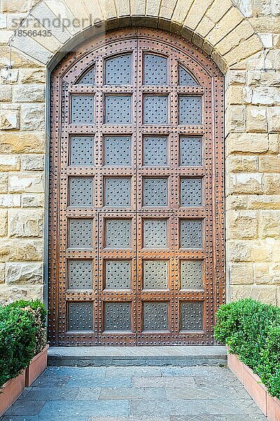 Antike Tür in historischem Gebäude Konzept der Sicherheit  Geheimnis  Grunge