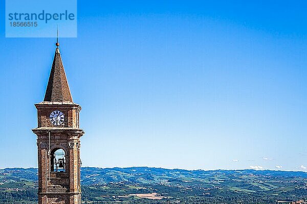 GOVONE  ITALIEN CA. AUGUST 2020: Piemont Hügel in Italien  Monferrato Gebiet. Malerische Landschaft im Sommer mit Weinfeldern. Wunderbar blaür Himmel im Hintergrund