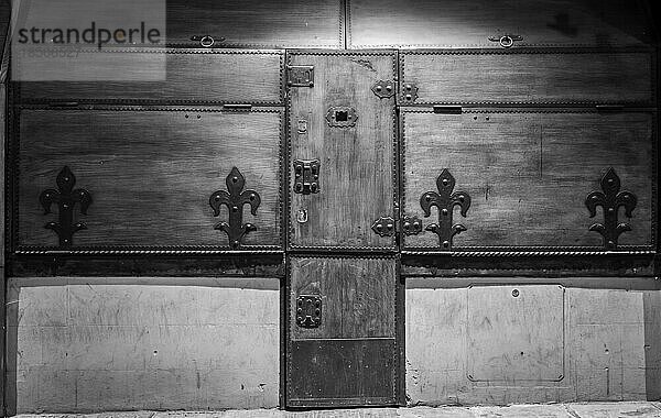 Alte Tür im Vintagestil Konzept für Sicherheit  Schutz  Geheimnis  Privatsphäre