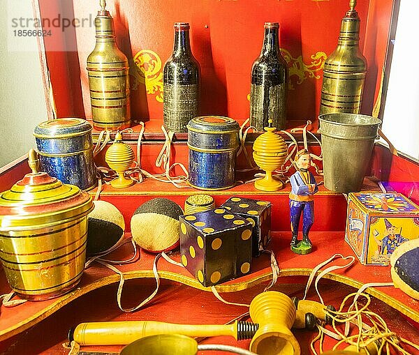 Nostalgisches altes Spielzeug  Ende der 1800er Jahre. Konzept der Kindheit  antik  Nostalgie