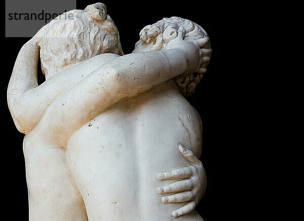 ROME  ITALY CIRCA AUGUST 2020: Gefühl der Zweisamkeit. Statue von zwei Menschen  die sich leidenschaftlich umarmen