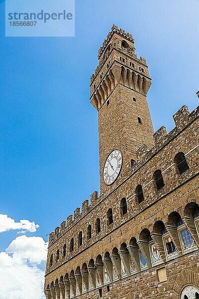 Florenz  Italien. Der Turm des Alten Palastes genannt Palazzo Vecchio mit blauem Himmel. Raum kopieren  niemand