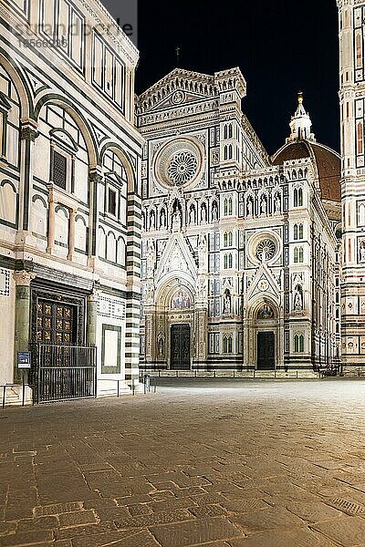 Florenz bei Nacht. Die beleuchtete Architektur der berühmten Kathedrale von außen  Florenz