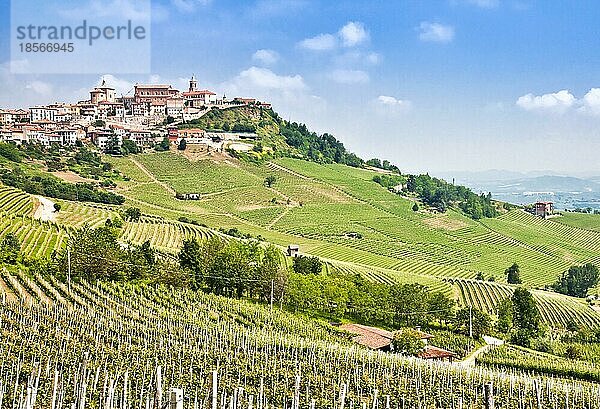 La Morra. Traditionelles Dorf in der Nähe von Barolo und Alba  in der Region Piemont  Italien  Europa