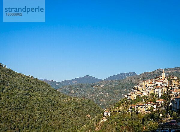 APRICALE  ITALIEN UM AUGUST 2020: traditionelles altes Dorf aus Steinen in der italienischen Region Ligurien mit blauem Himmel und Kopierraum