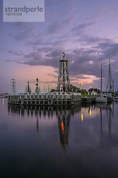 Leuchtturm im Hafen zur blauen Stunde  Ijsselmeer  Enkhuizen Niederlande