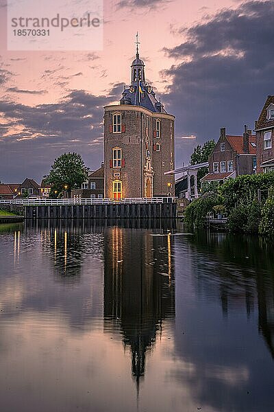 Burg im Hafen zur blauen Stunde  Ijsselmeer  Enkhuizen Niederlande