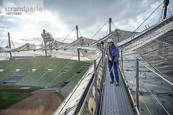 Frau mit SIcherungsausrüstung auf dem Zeltdach des Olympiastadion  Olympiastadion Zeltdachtour  Olympiastadion  Olympiapark  München  Bayern  Deutschland  Europa