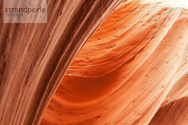 Das Innere des Antelope Canyon  orangefarbene Wellen aus Stein